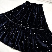 Create your own chic look with the Longan Craft Women’s Pleated Midi Skirt Sewing Pattern. This free PDF download lets you sew a stylish black velvet skirt with ruffled hem and white star pattern for your handmade wardrobe.